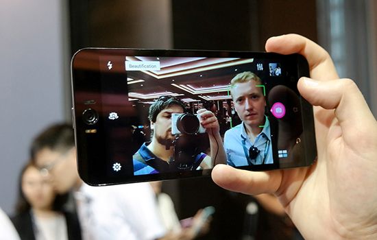 pilihan-hp-android-dengan-kamera-selfie-terbaik